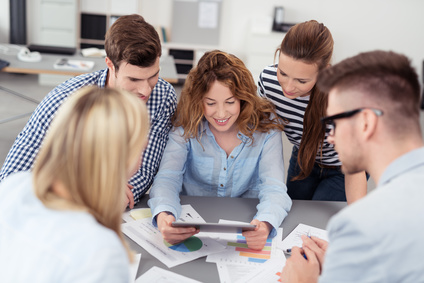 junges team im bro schaut auf tablet-pc junges Team