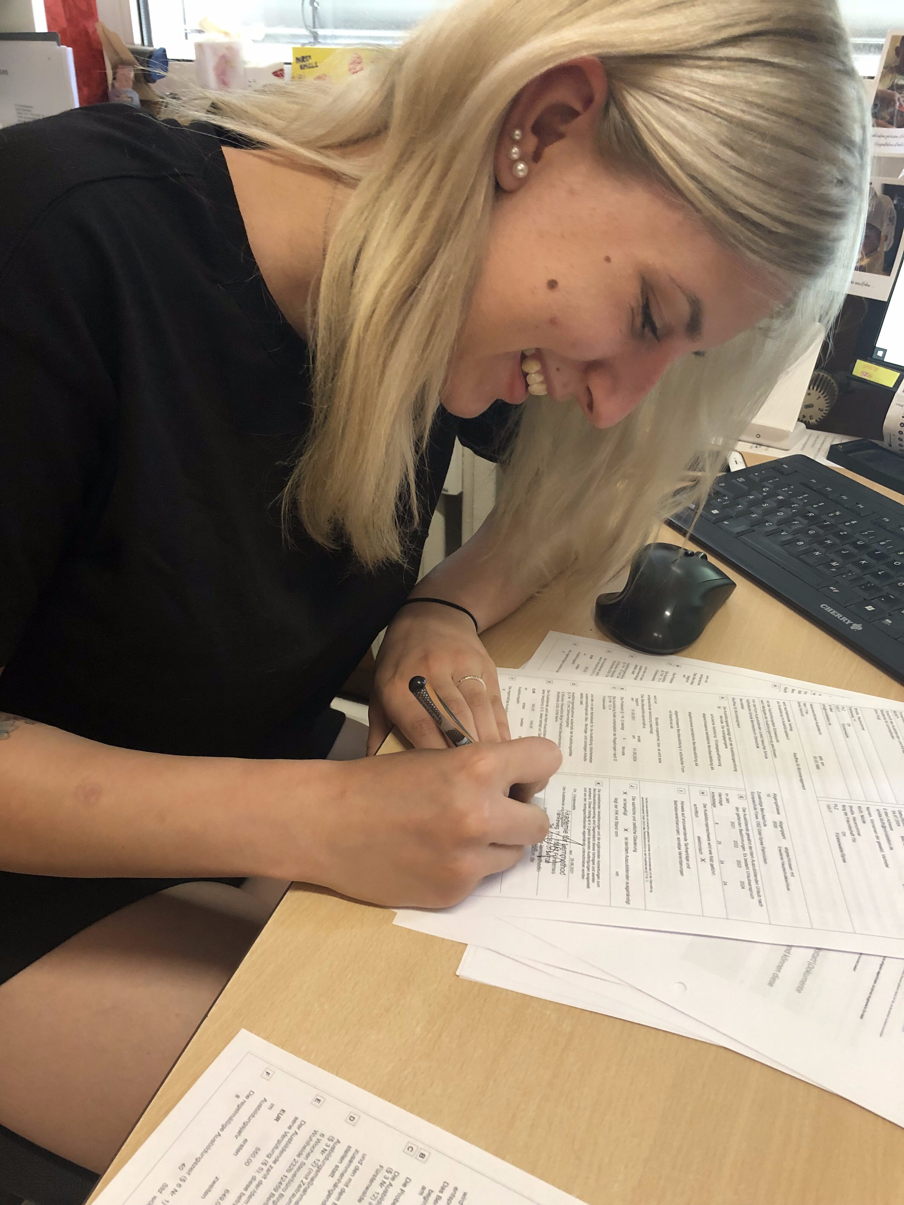 Emmi unterschreibt den Ausbildungsvertrag_29.06.2021
